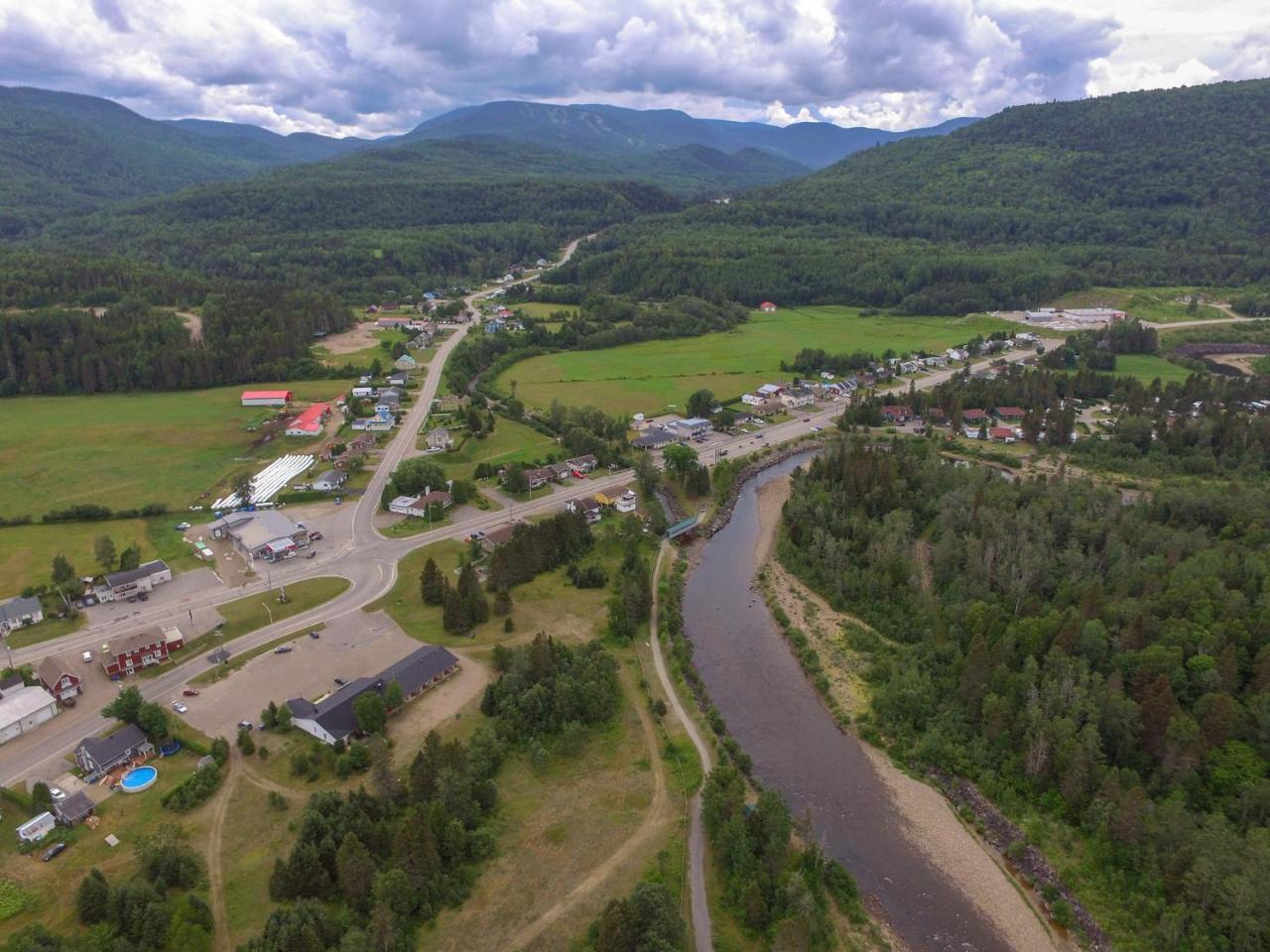 LʼAnse-Saint-Jean Auberge De Jeunesse Le Camp De Base المظهر الخارجي الصورة